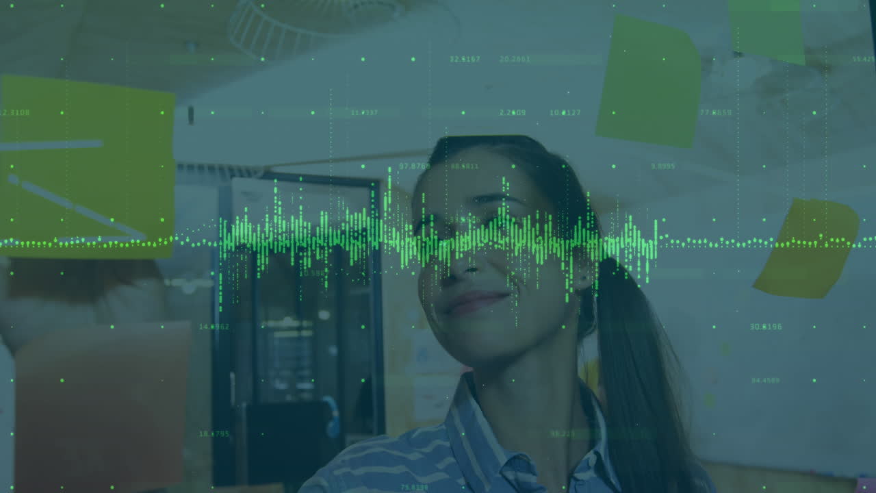 animación del procesamiento de datos sobre una mujer caucásica escribiendo notas en la oficina