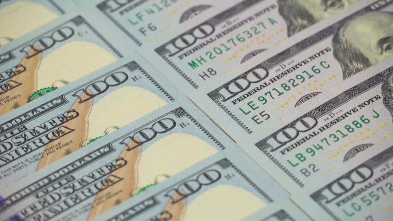 많은 달러, 달러, 달러 클로즈업: 카메라가 똑같이 배치된 지폐 위에서 니다.