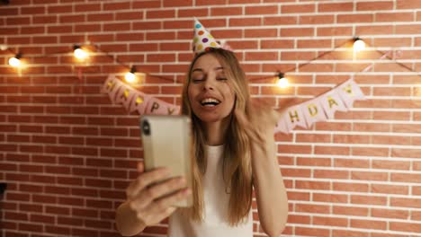 Aufgeregt-Ruft-Das-Mädchen-Alles-Gute-Zum-Geburtstag-In-Die-Kamera-Des-Smartphones