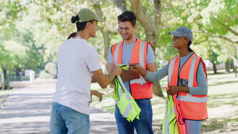 Voluntarios-Que-Se-Reúnen-Con-Otro-Personal-De-Caridad-Para