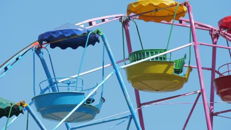 la colorida rueda de ferris en un parque de atracciones.