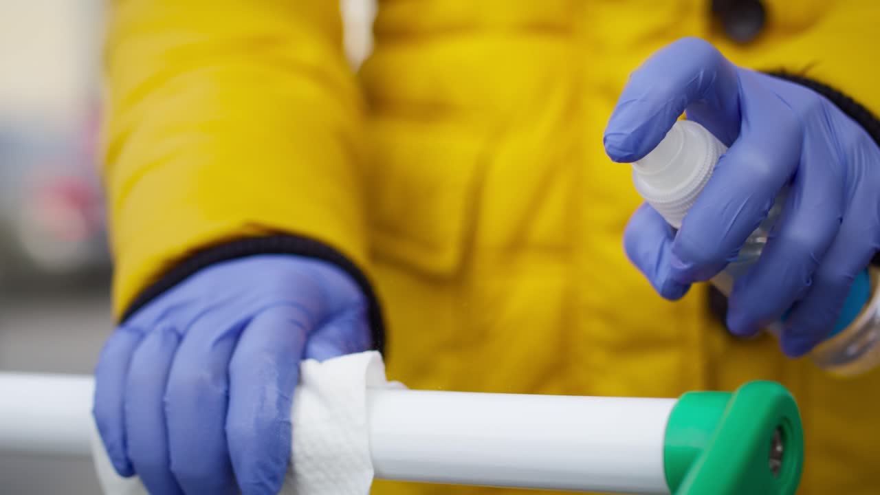 vista de mano de la madre y su hija amasando la masa