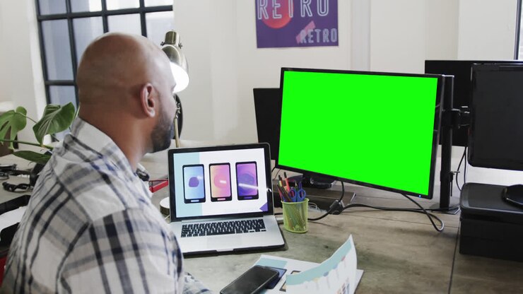 Uomo d'affari afroamericano in videochiamata con schermo verde