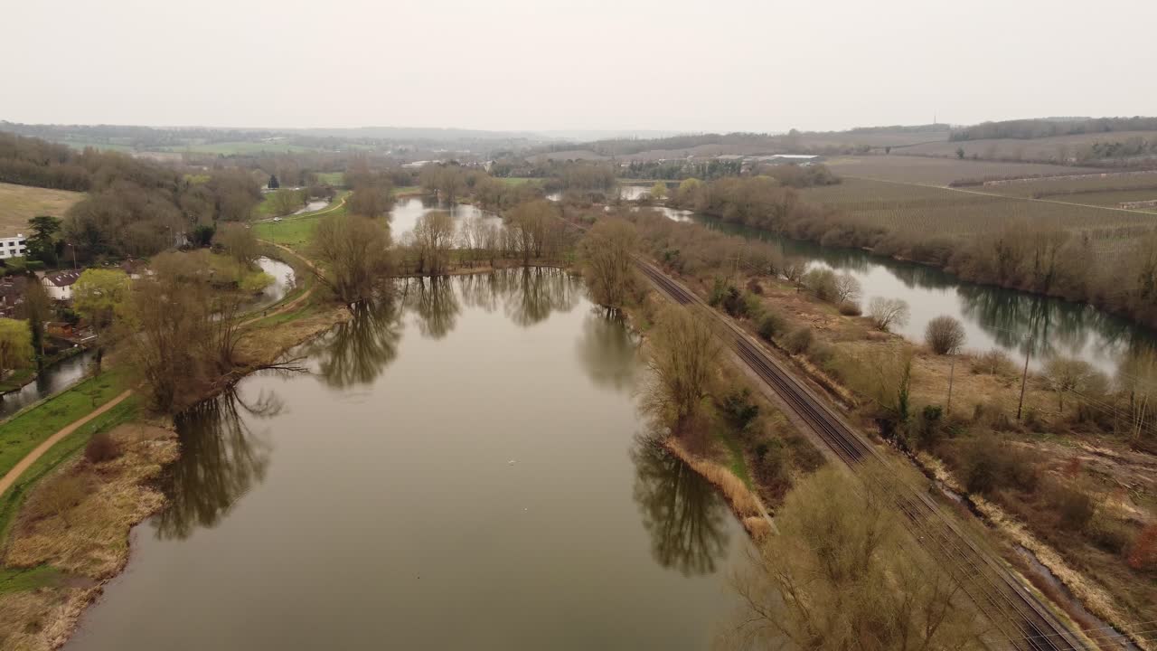 drone volando sobre lagos cerca de canterbury estos son lagos tonford que muestran una vía de tren que los atraviesa hacia canterbury