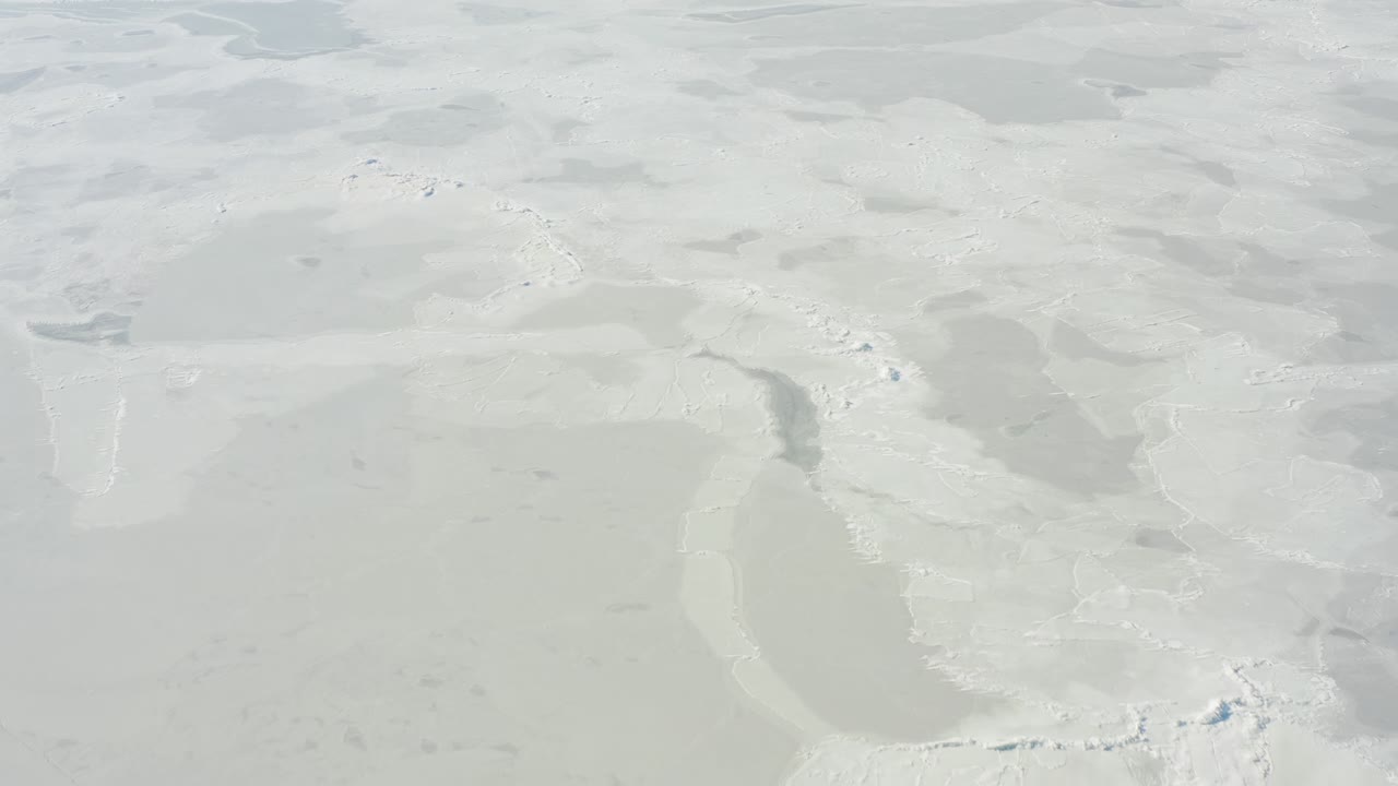 표면 위 를 날아다니는 드론 에서 볼 수 있는 물결 으로 얼어붙은 얼음