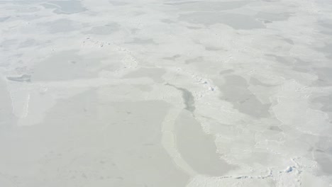 hielo congelado en olas, como se ve desde un avión no tripulado que vuela por encima de la superficie