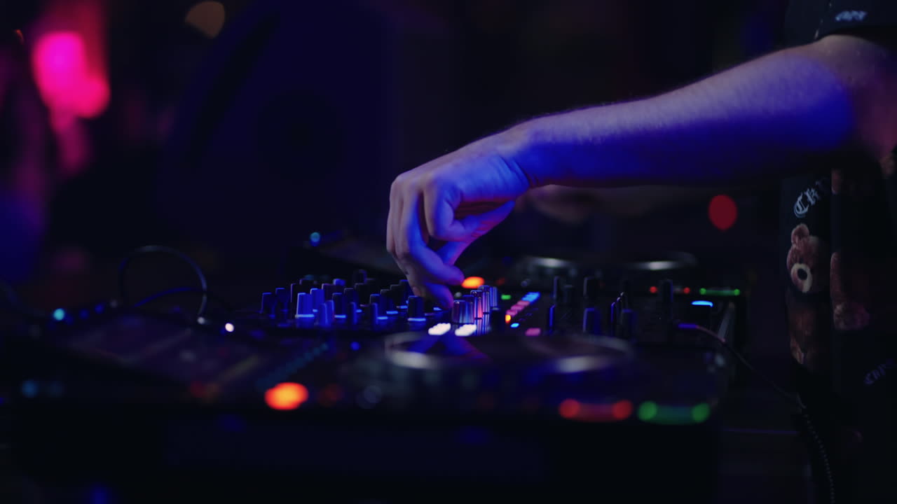 DJ mezclando música en una fiesta