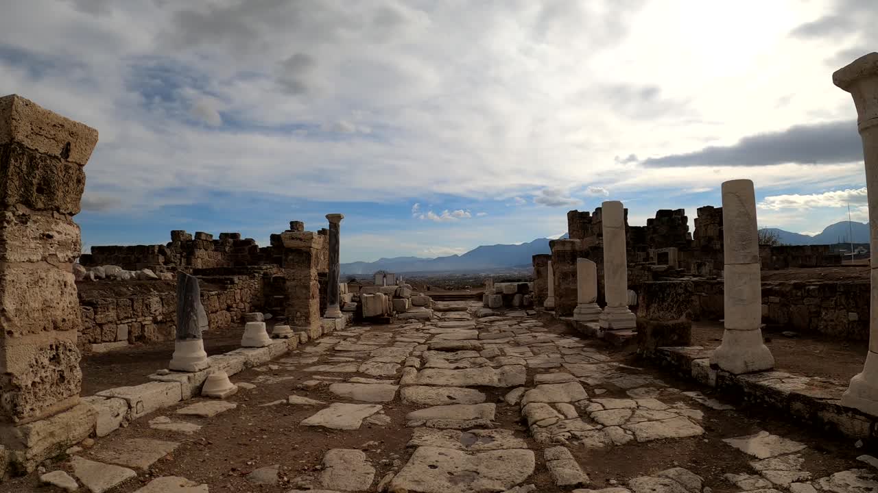 calle con pavimento de mármol blanco entre las ruinas de la antigua ciudad laodicea en turquía