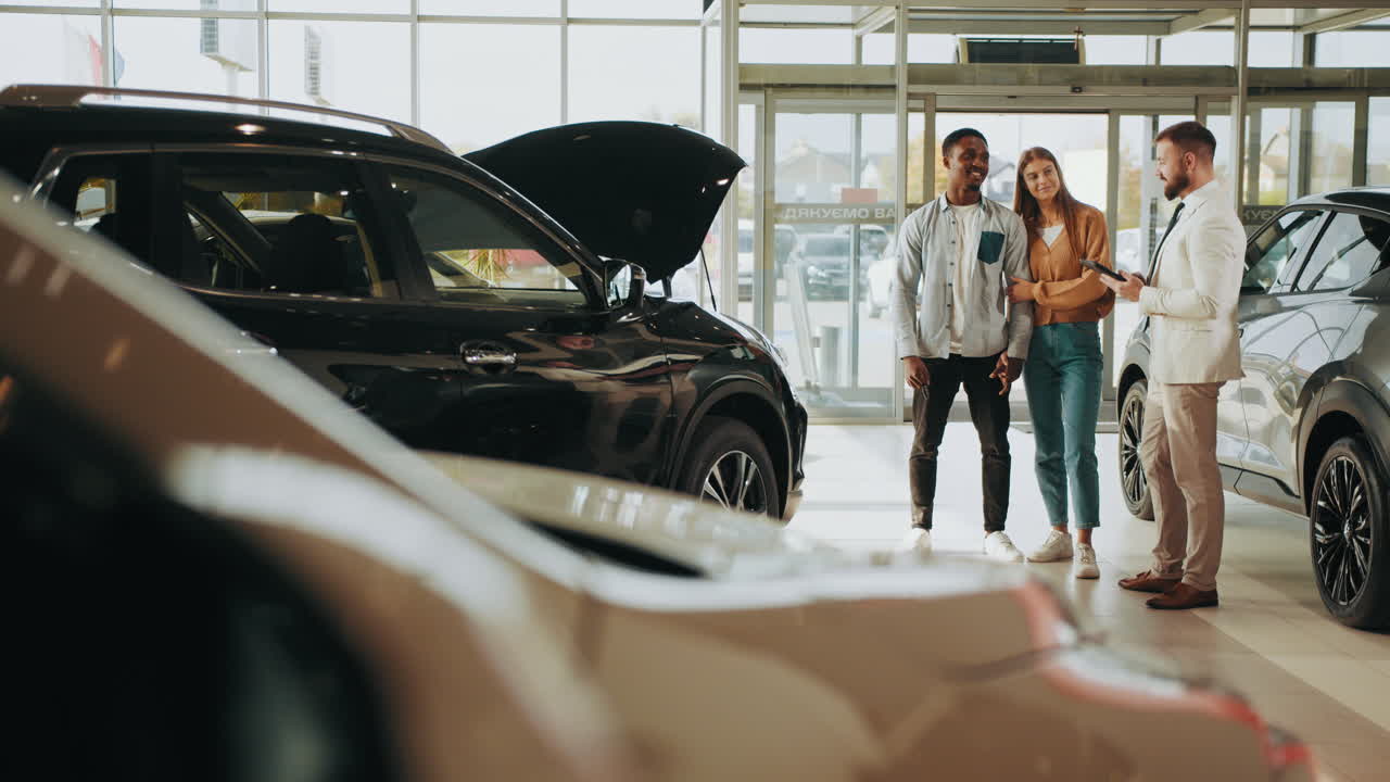 pareja mirando coches en un concesionario