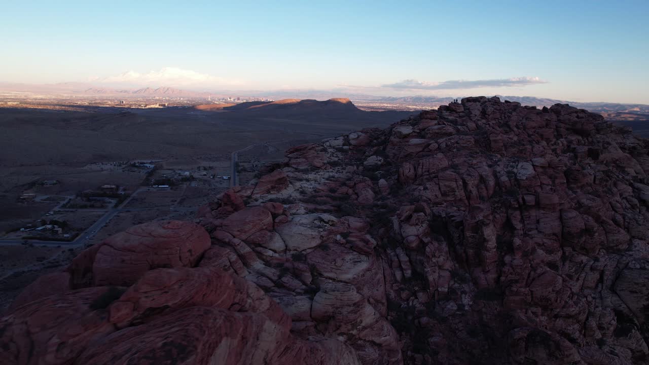 Drone in volo vicino al Red Rock Canyon a Las Vegas con tramonto mozzafiato e paesaggio montuoso