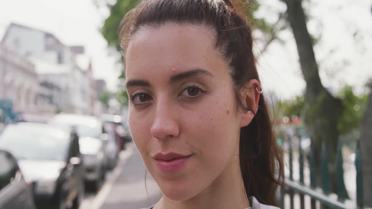 mujer caucásica mirando a la cámara