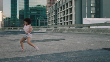 mujer bailarina mujer joven de raza mixta mujer disfrutando de la danza callejera de estilo urbano en la ciudad practicando movimientos de estilo libre mujer de moda con afro