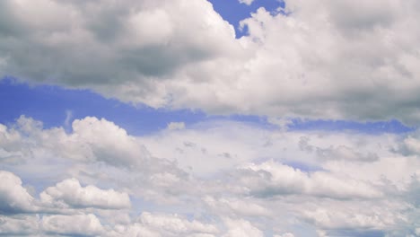 lapso de tiempo - nubes cúmulos que se mueven de derecha a izquierda