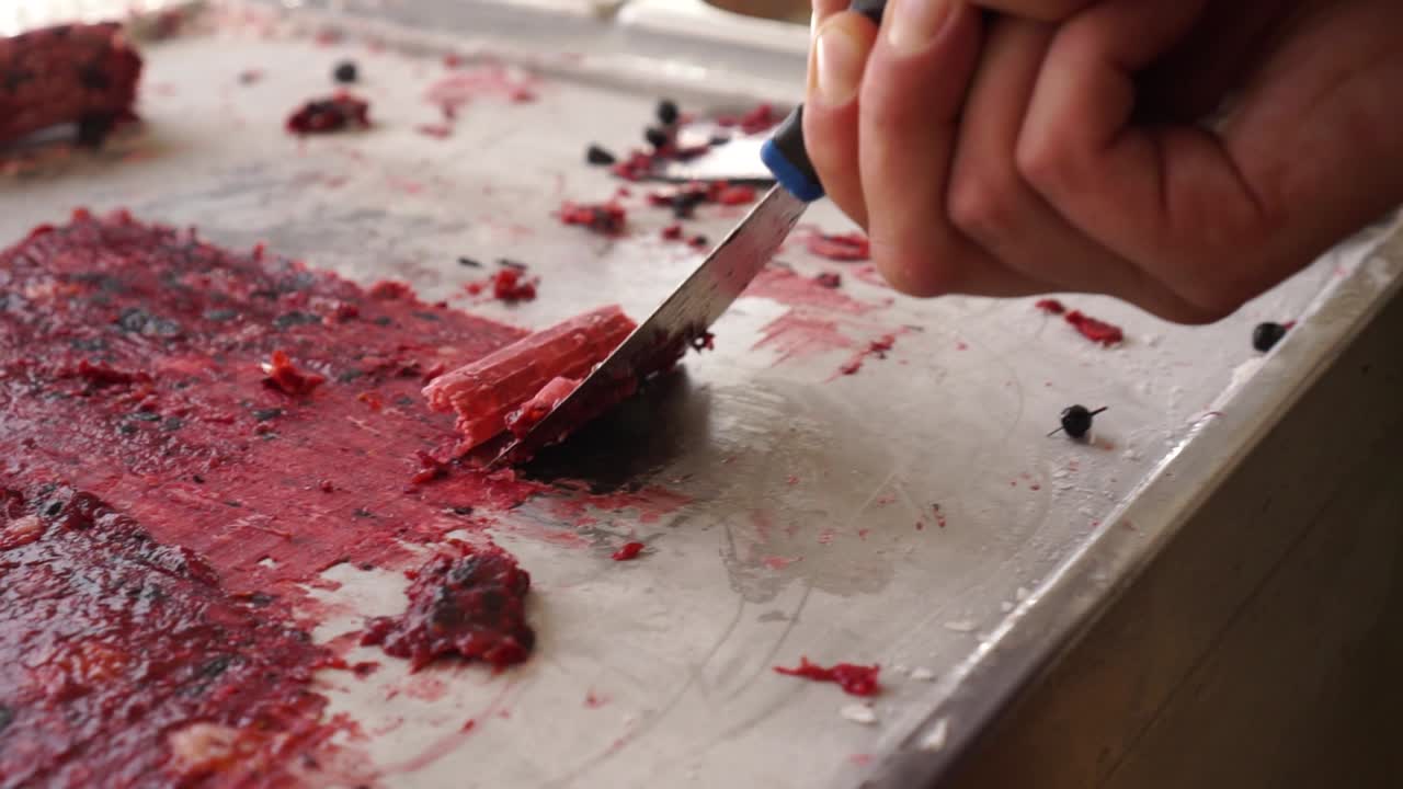 slowmo - cocina dulce hecho a mano de fresa, arándano, mora, postre de helado enrollado frito al estilo tailandés en el festival de comida
