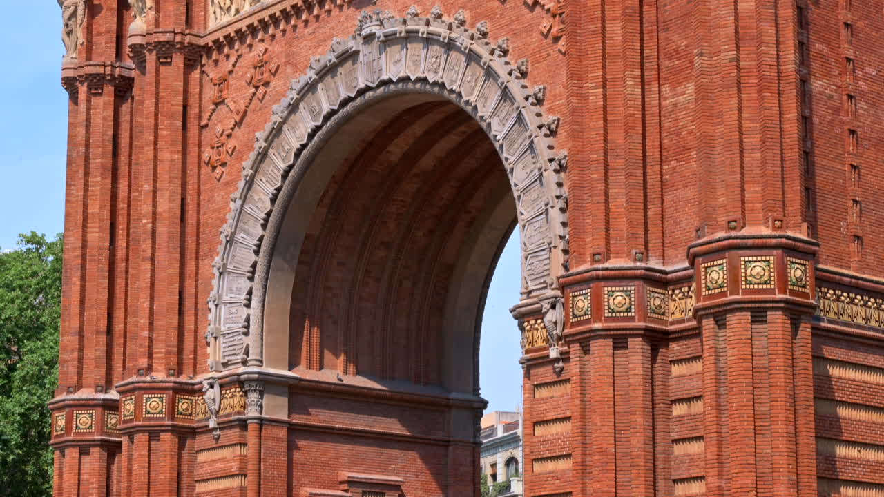 Vista laterale dell'Arco di Trionfo a Barcellona, Spagna