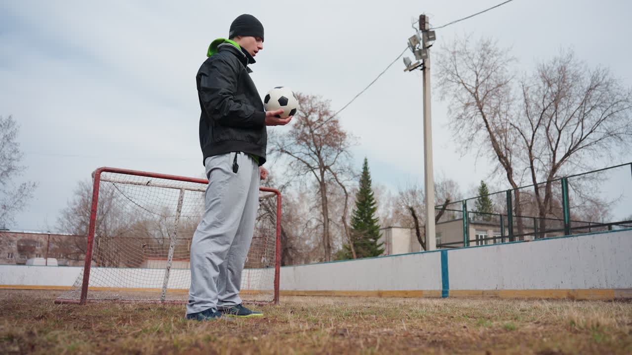 목표를 성공적으로 달성하기 위해 경쟁자의 위치를 파악하고, 운동선수는 자신감 있게 결승골을 넣을 준비를 하며, 운동선수는 목표물을 성공적으로 촬영할 수 있도록 세심하게 자세를 조정합니다.