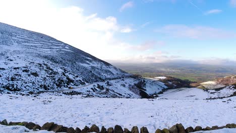 Moel-Famau-Walisisch-Schneebedecktes-Bergtal-Luftbild-Kalt-Landwirtschaftliche-Ländliche-Winterwetterszene