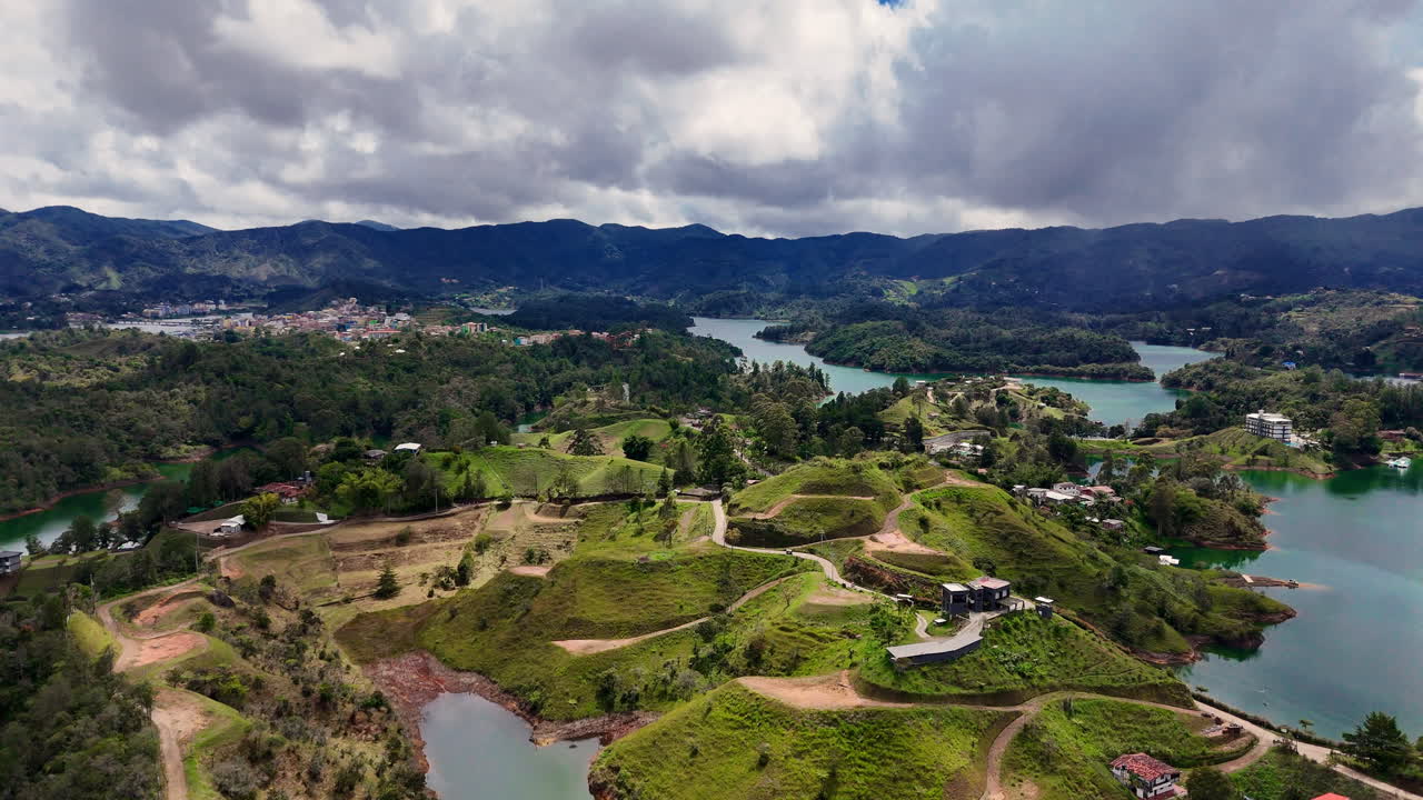 Veduta drone sul mozzafiato labirinto turchese e verde dei laghi di Guatapé. Un panorama scenografico che mostra isole lussureggianti, fitta vegetazione e tenute di lusso sul lungolago in Antioquia, Colombia.