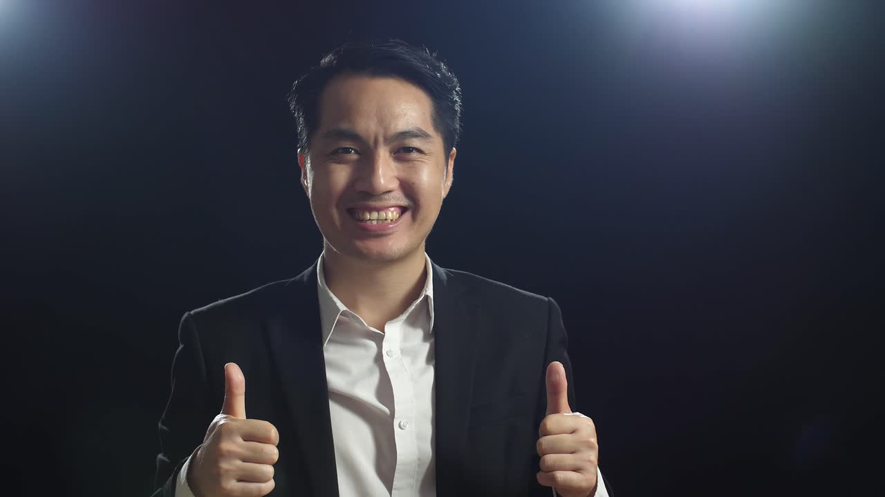 사업가들이 엄지손가락을 들고