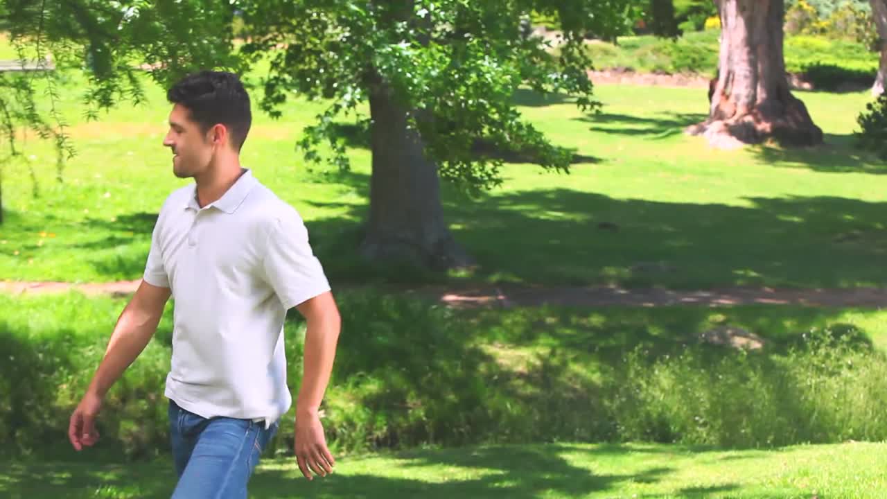 공 을 가지고 놀고 있는 젊은 남자