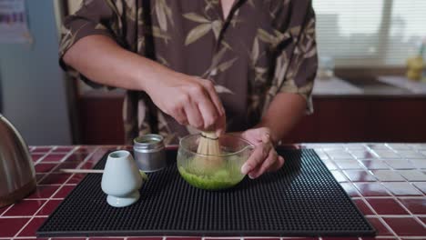 la preparación del té matcha