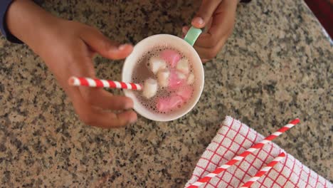 Niña-En-Una-Cocina-En-época-Navideña