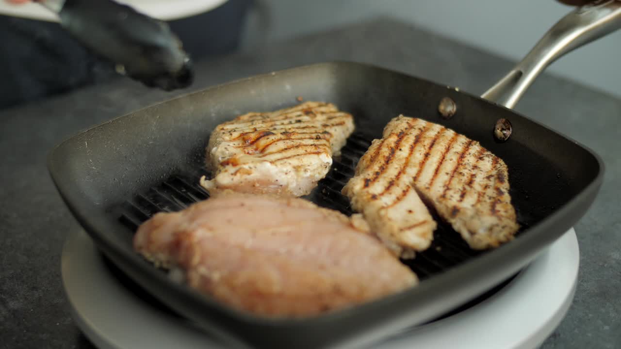 pollo cocinado en una sartén
