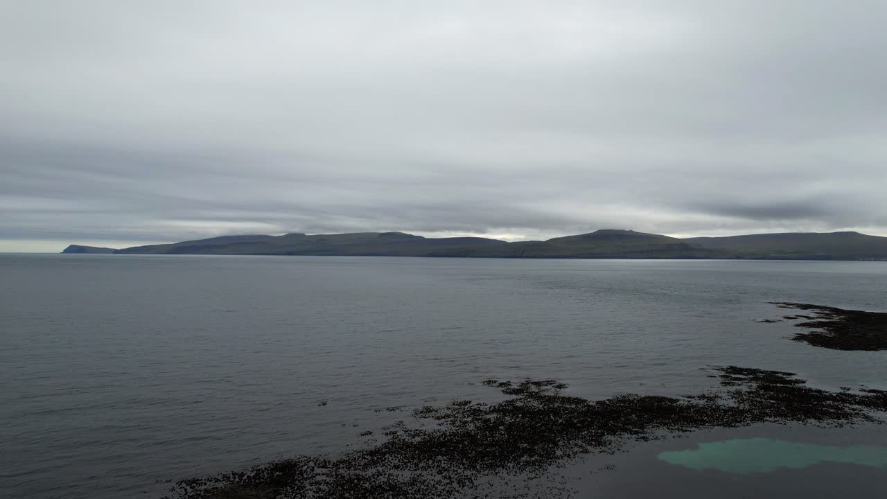 페로 제도 의 키르크주부르 의 바위 해안 과 해조류 를 촬영 한 공중 드론 사진