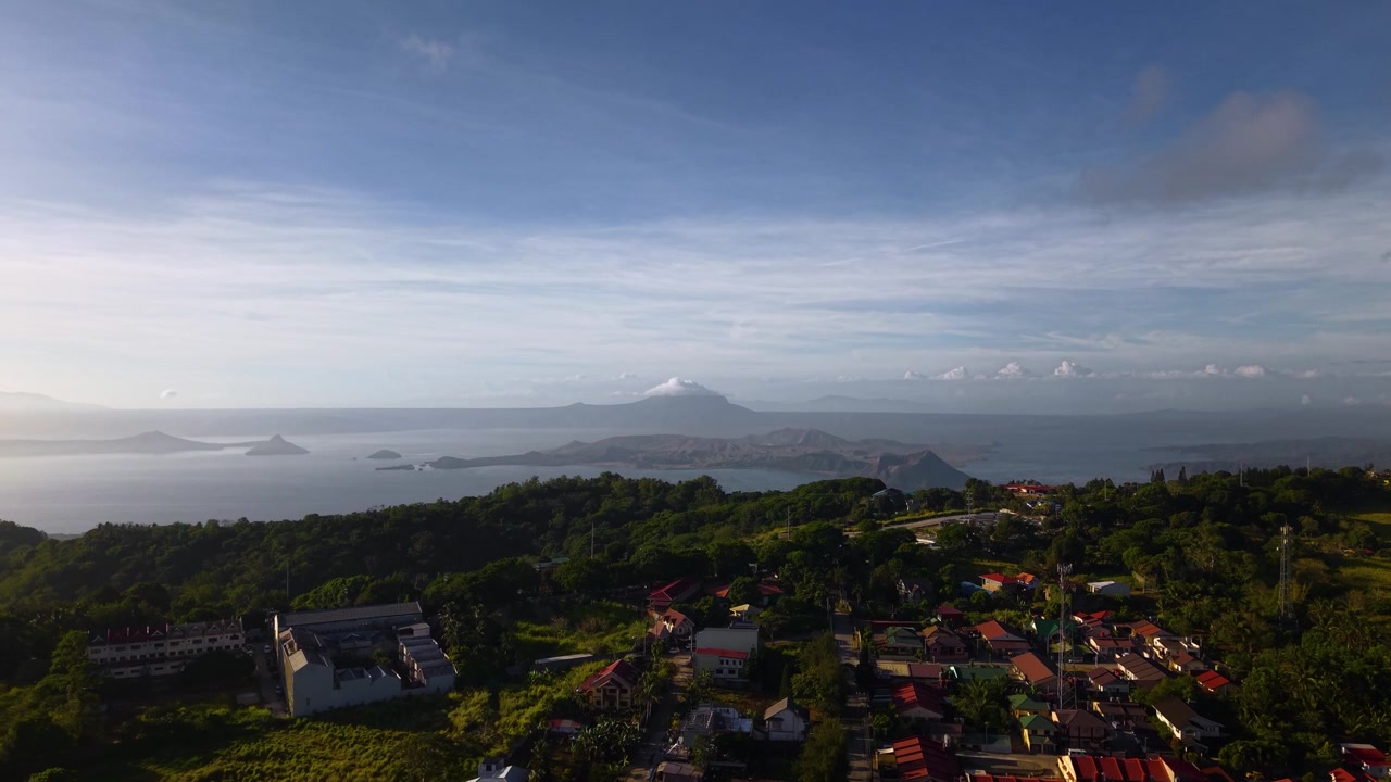 Imagens de drone subindo acima do Vulcão Taal e seu lago de cratera em Tagaytay, Filipinas, apresentando paisagens tropicais panorâmicas, ilhas vulcânicas e vistas cênicas de montanhas