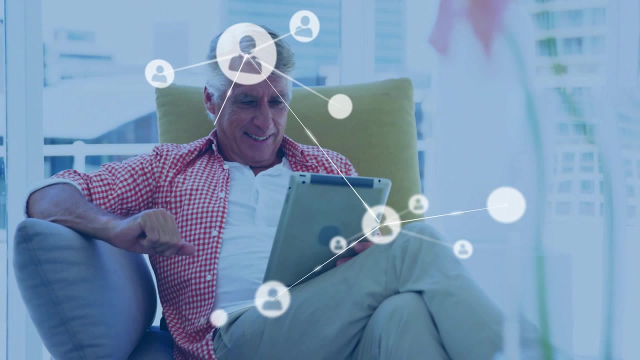Uomo anziano che tocca un tablet vicino alla finestra, usando un'app social, nodi che crescono e si sovrappongono sullo schermo.