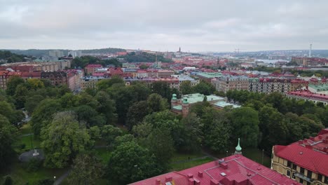 Vista-Aérea-De-Los-Edificios-Del-Hotel-En-Vasaparken,-Gotemburgo,-Suecia---Disparo-De-Drones