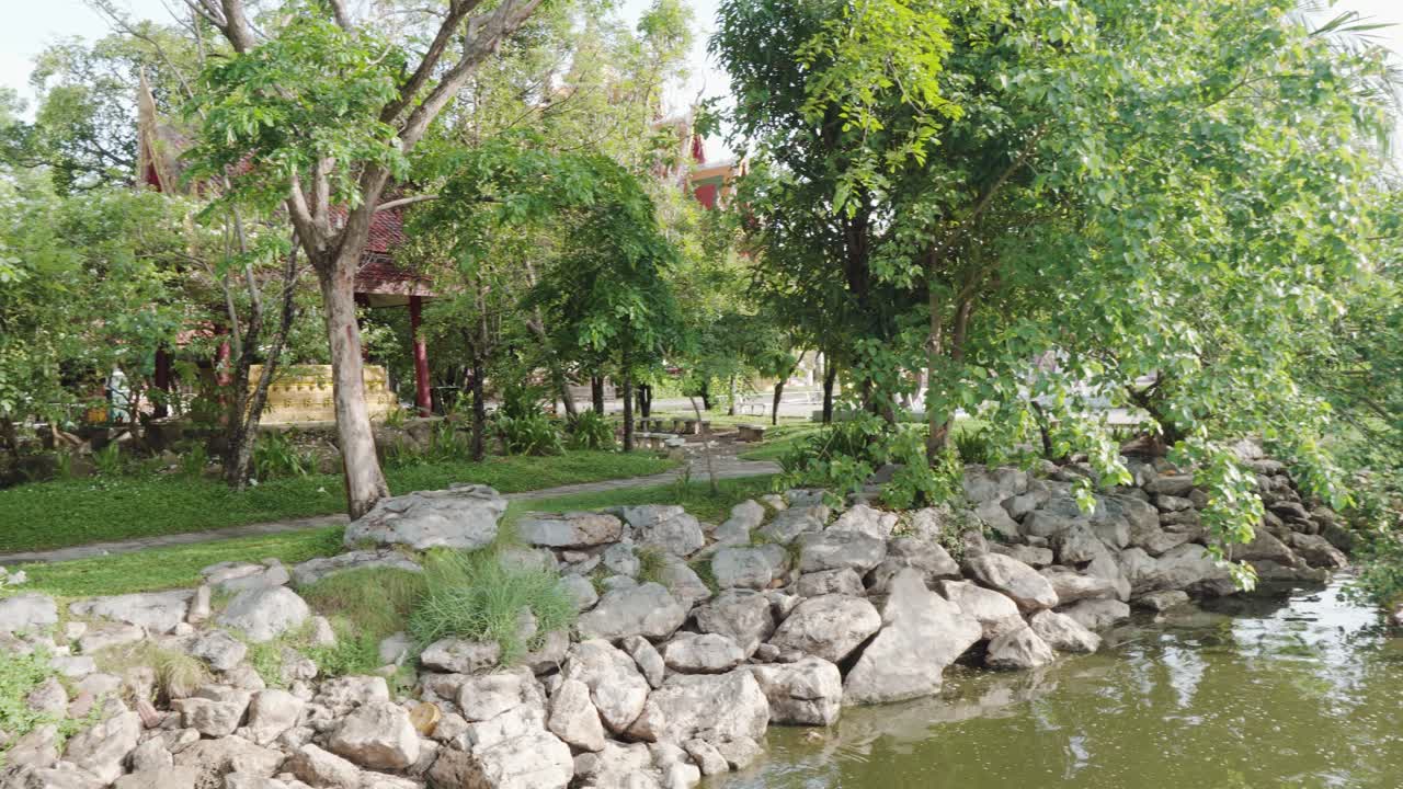 monje tailandés caminando fuera del templo plai laem en koh samui