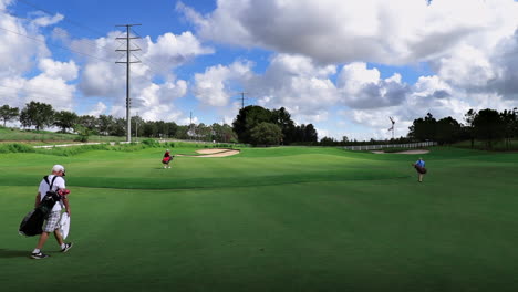 Drei-Männer-Gehen-Auf-Einem-Golfplatz-Zum-Nächsten-Loch