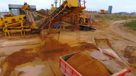 Bergbauförderer-Gießen-Sand-In-Muldenkipper.-Sandabbau.-Bergbaumaschinen