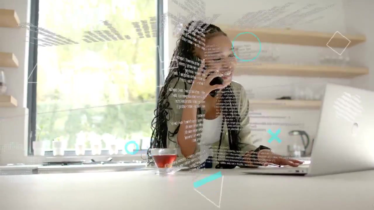 Donna che risponde a una telefonata mentre digita su un laptop in cucina, con overlay animati che guidano le attività lavorative.
