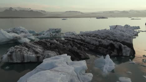 paisaje islandés tranquilo y sereno con glaciares flotantes de icebergs