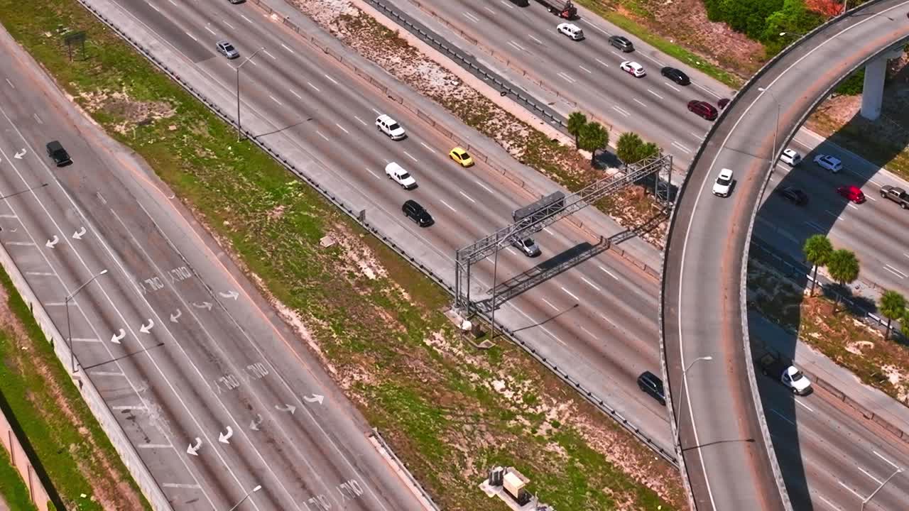 Verkeersbeeld op snelwegen in Miami overdag tijdens zonnig weer.