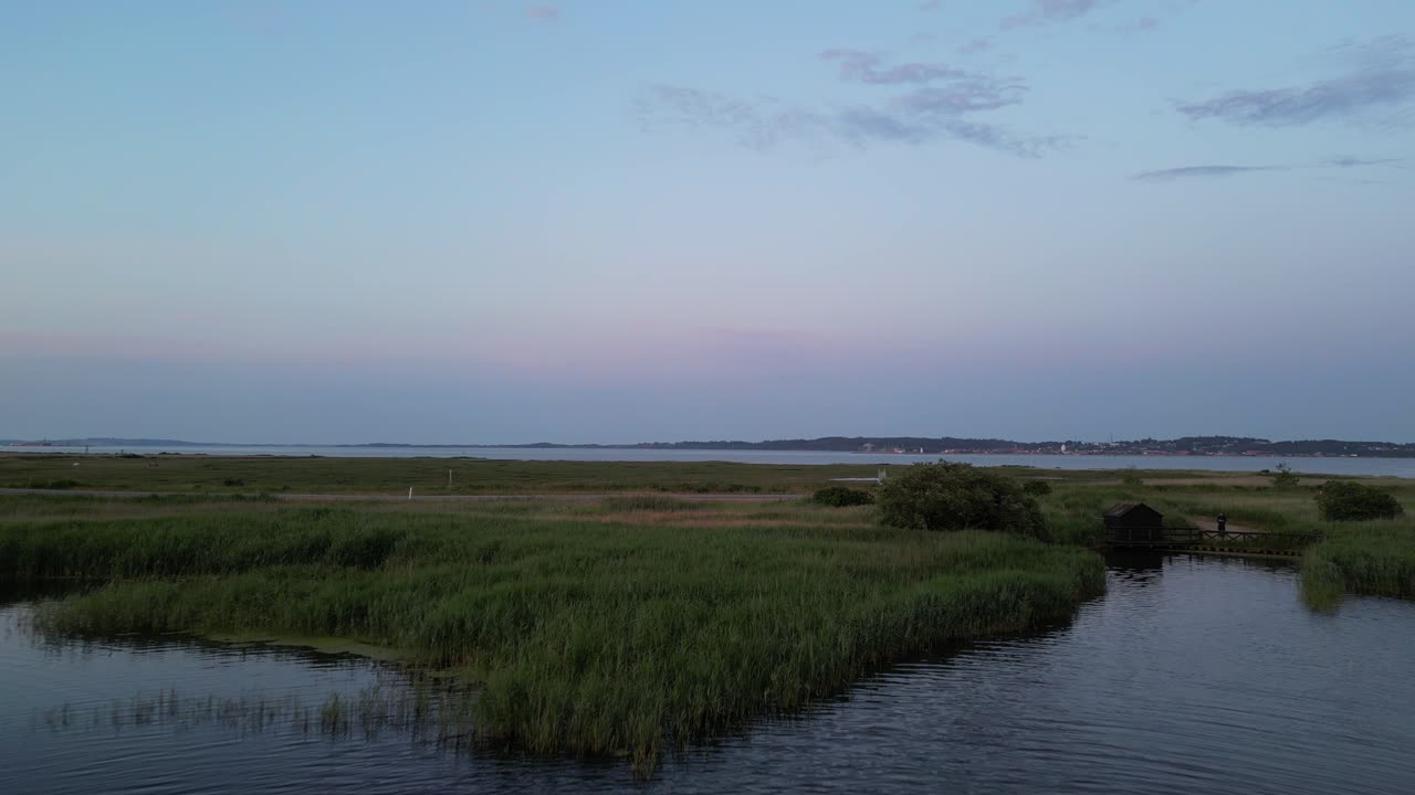 el dron vuela bajo el puente de legindvejle.