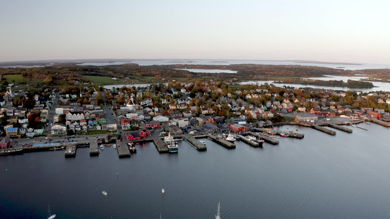 alta vista panorámica aérea de lunenburg, nueva escocia desde el agua