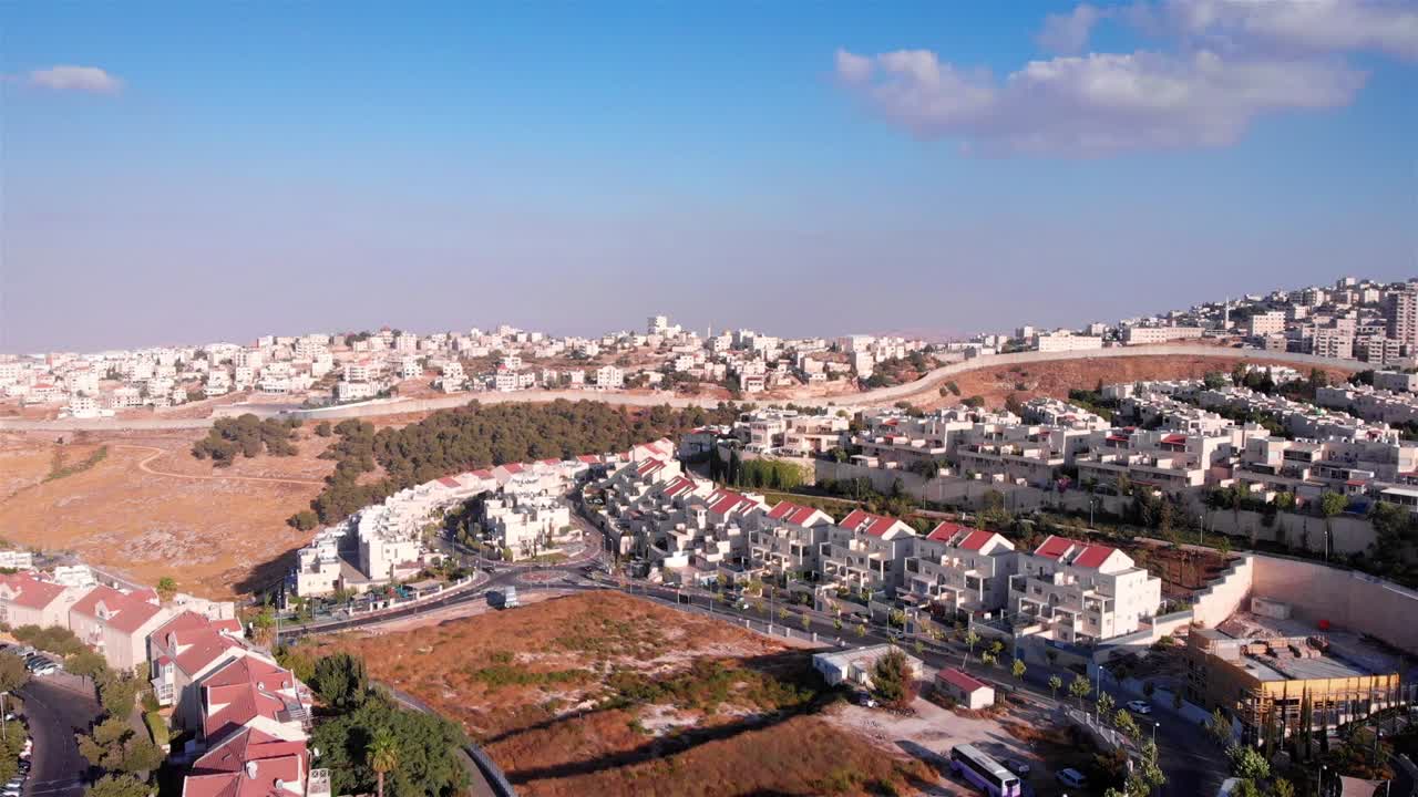 이스라엘과 팔레스타인 마을이 울타리로 나어져 있는 공중 영상