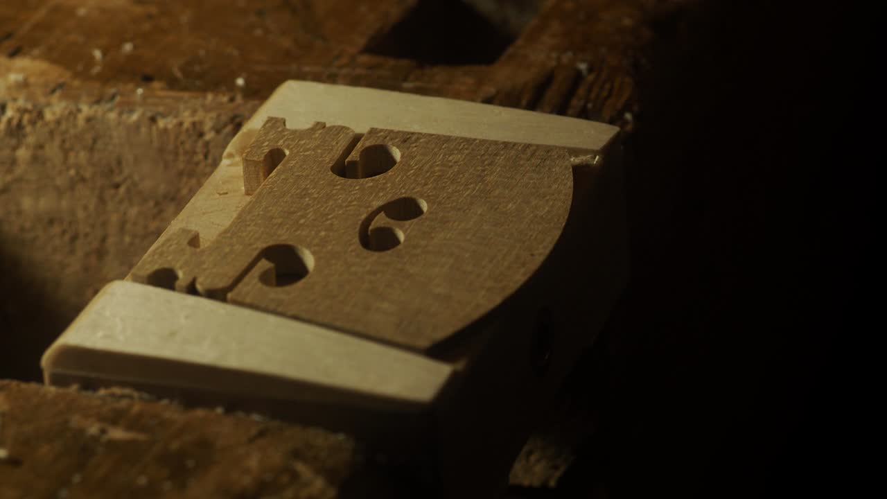 리티어 바이올린 제작자 조각 조각 원시 메이플 나무 바이올린 뒷 테이블