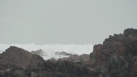 Olas-Rompiendo-En-La-Playa-Con-Rocas-En-Primer-Plano