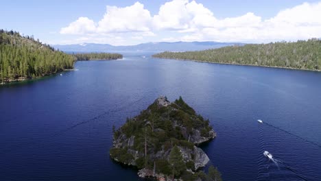 A-4K-drone-shot-of-Fannette-Island,-lying-in-the-middle-of-Emerald-Bay,-a-National-Natural-Landmark-on-Lake-Tahoe,-California