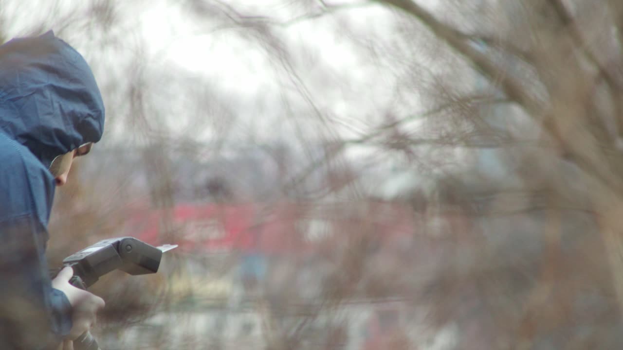 범죄 현장의 사진을 찍는 범죄 수사관, 부시를 통한 보편적인 관점