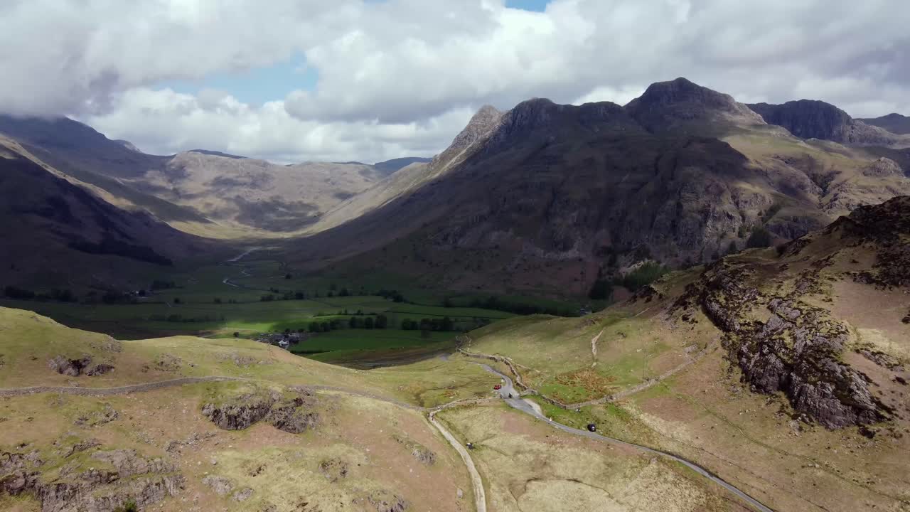 vista de langdale pikes desde little langdale valley, distrito de los lagos, imágenes de drones 1