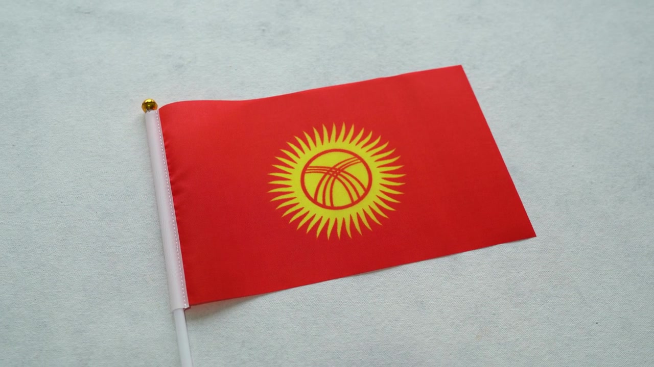 キルギスタンのミニチュア国旗のクローズアップショット。キルギスタン愛国心のコンセプト