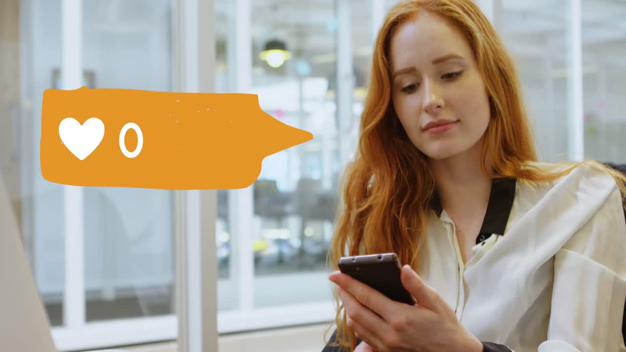 mujer en la oficina navegando en su teléfono 4k