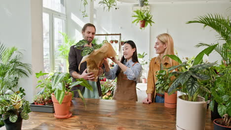 interior de la planta de la tienda con los clientes