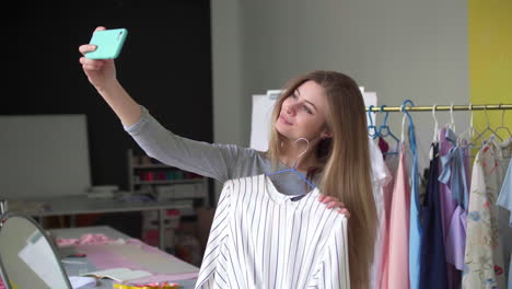 una chica rubia tomando una selfie con el vestido.