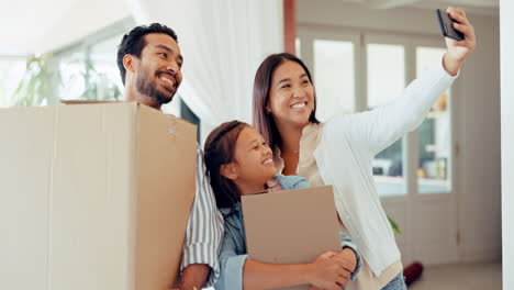 Parents,-girl-and-selfie-for-moving